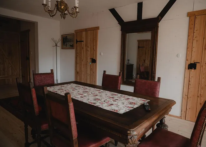 W Zabytkowej Stajni Nad Jeziorem Z Dostepem Do Parku I Sasiedztwem Xix Wiecznego Dworku Modrzewiowego Chata *