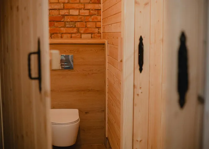 Chata W Zabytkowej Stajni Nad Jeziorem Z Dostepem Do Parku I Sasiedztwem Xix Wiecznego Dworku Modrzewiowego Szteklin