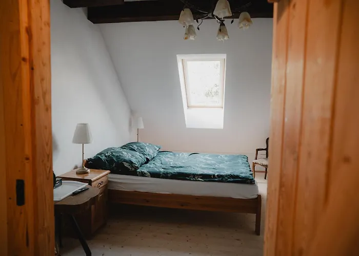 W Zabytkowej Stajni Nad Jeziorem Z Dostepem Do Parku I Sasiedztwem Xix Wiecznego Dworku Modrzewiowego Szteklin