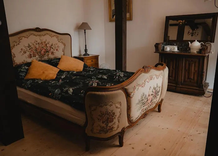 W Zabytkowej Stajni Nad Jeziorem Z Dostepem Do Parku I Sasiedztwem Xix Wiecznego Dworku Modrzewiowego