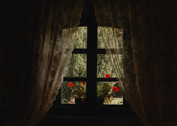 W Zabytkowej Stajni Nad Jeziorem Z Dostepem Do Parku I Sasiedztwem Xix Wiecznego Dworku Modrzewiowego Chata *