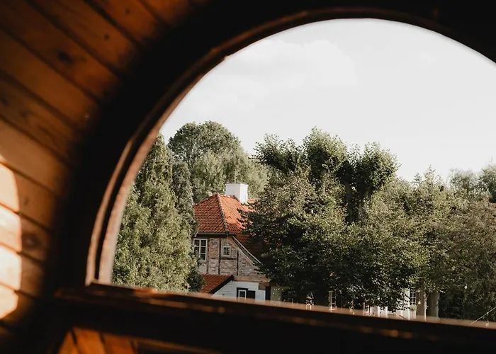 W Zabytkowej Stajni Nad Jeziorem Z Dostepem Do Parku I Sasiedztwem Xix Wiecznego Dworku Modrzewiowego *