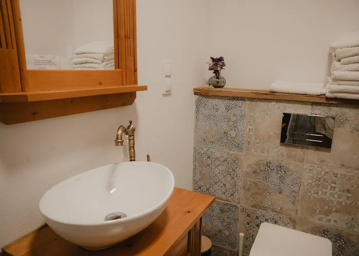 Chata W Zabytkowej Stajni Nad Jeziorem Z Dostepem Do Parku I Sasiedztwem Xix Wiecznego Dworku Modrzewiowego