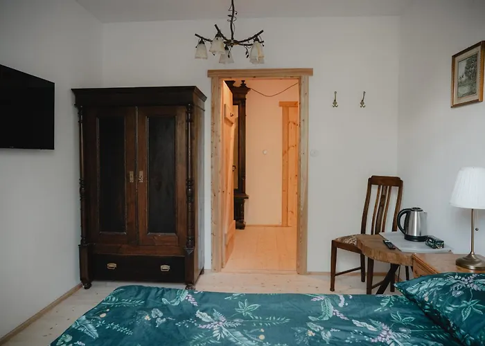 W Zabytkowej Stajni Nad Jeziorem Z Dostepem Do Parku I Sasiedztwem Xix Wiecznego Dworku Modrzewiowego Chata *