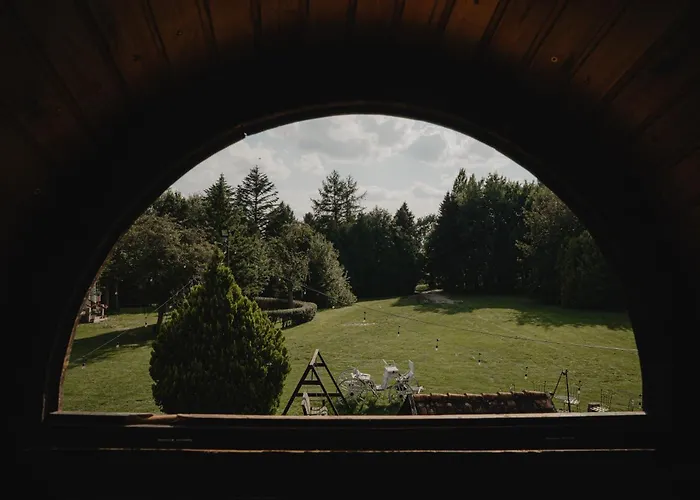 Chata W Zabytkowej Stajni Nad Jeziorem Z Dostepem Do Parku I Sasiedztwem Xix Wiecznego Dworku Modrzewiowego Szteklin