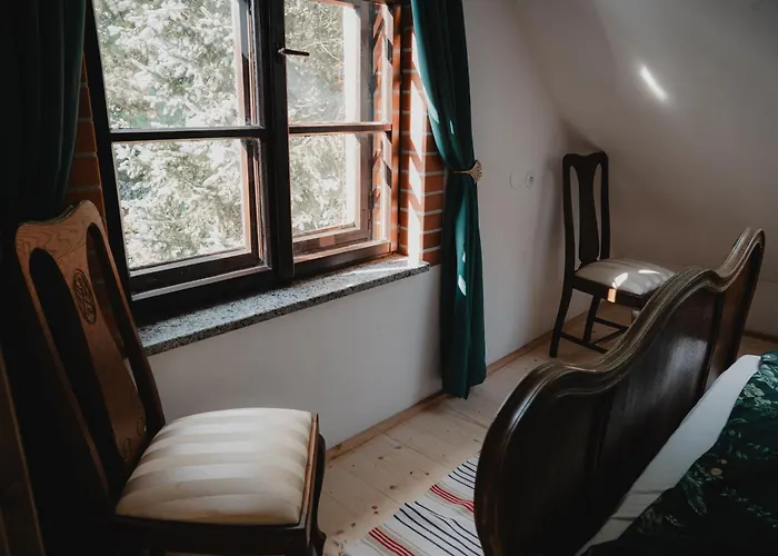 W Zabytkowej Stajni Nad Jeziorem Z Dostepem Do Parku I Sasiedztwem Xix Wiecznego Dworku Modrzewiowego Chata