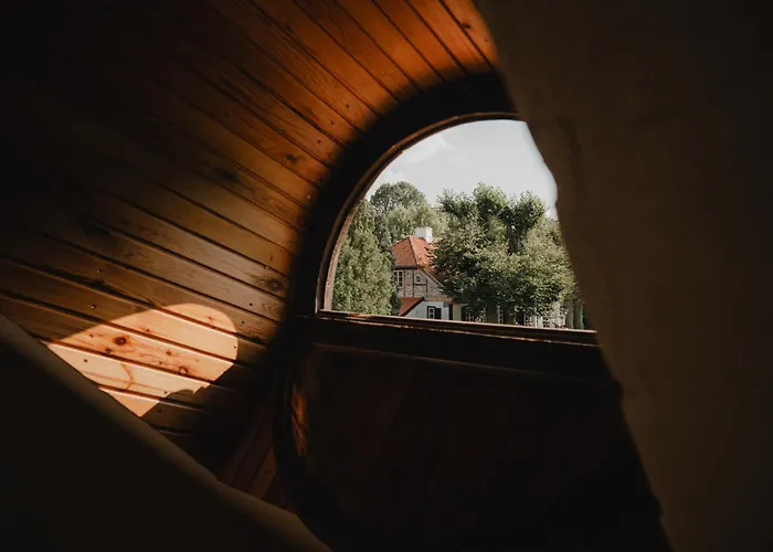 Chata W Zabytkowej Stajni Nad Jeziorem Z Dostepem Do Parku I Sasiedztwem Xix Wiecznego Dworku Modrzewiowego