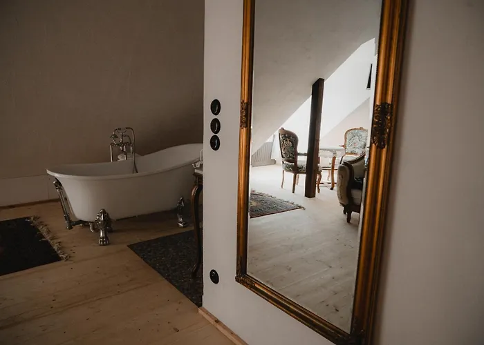 W Zabytkowej Stajni Nad Jeziorem Z Dostepem Do Parku I Sasiedztwem Xix Wiecznego Dworku Modrzewiowego Chata *