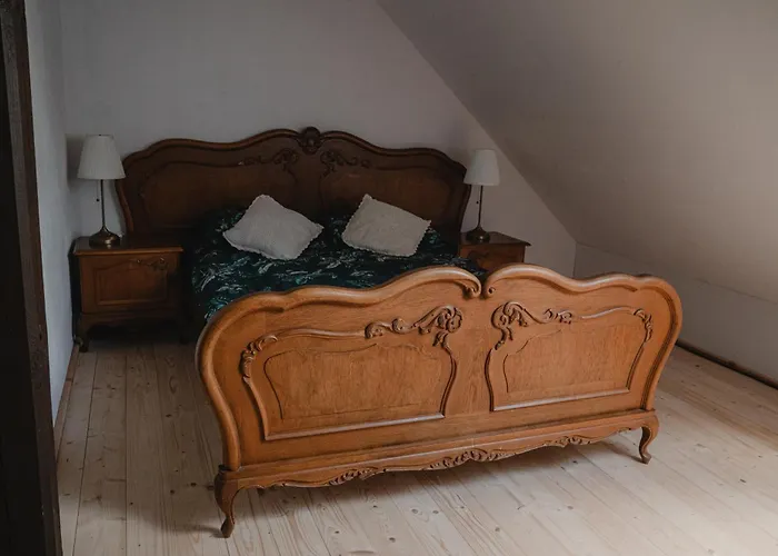 Chata W Zabytkowej Stajni Nad Jeziorem Z Dostepem Do Parku I Sasiedztwem Xix Wiecznego Dworku Modrzewiowego Szteklin