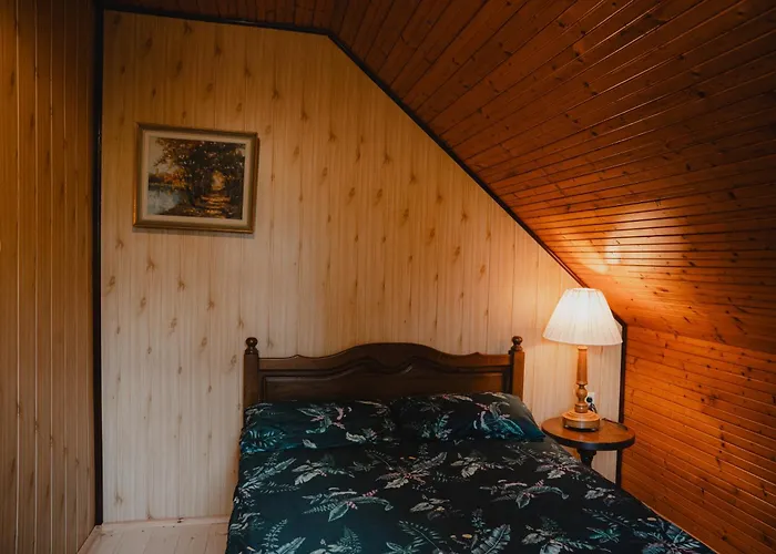 W Zabytkowej Stajni Nad Jeziorem Z Dostepem Do Parku I Sasiedztwem Xix Wiecznego Dworku Modrzewiowego