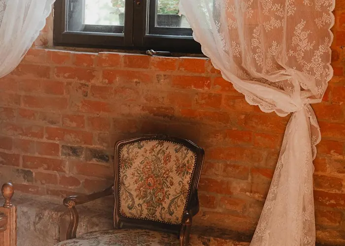 W Zabytkowej Stajni Nad Jeziorem Z Dostepem Do Parku I Sasiedztwem Xix Wiecznego Dworku Modrzewiowego Chata