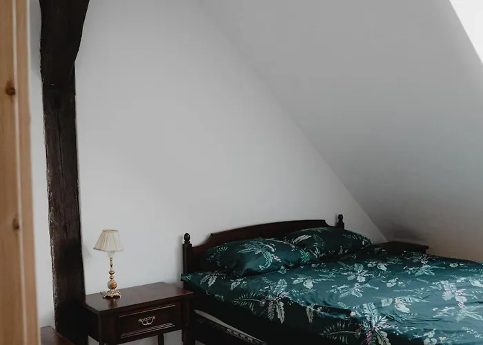 Chata W Zabytkowej Stajni Nad Jeziorem Z Dostepem Do Parku I Sasiedztwem Xix Wiecznego Dworku Modrzewiowego