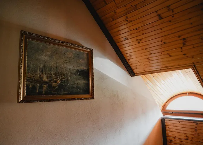 W Zabytkowej Stajni Nad Jeziorem Z Dostepem Do Parku I Sasiedztwem Xix Wiecznego Dworku Modrzewiowego Chata *