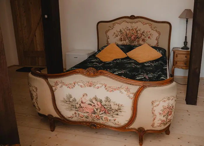 Chata W Zabytkowej Stajni Nad Jeziorem Z Dostepem Do Parku I Sasiedztwem Xix Wiecznego Dworku Modrzewiowego *