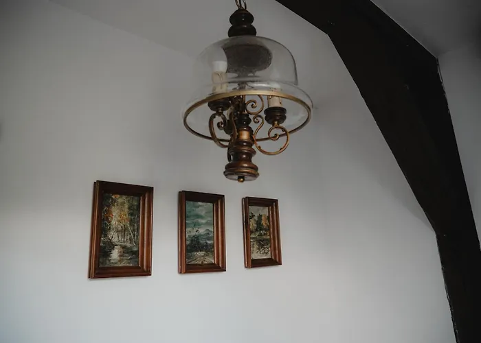 W Zabytkowej Stajni Nad Jeziorem Z Dostepem Do Parku I Sasiedztwem Xix Wiecznego Dworku Modrzewiowego Chata Szteklin