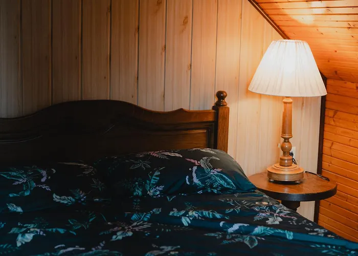 W Zabytkowej Stajni Nad Jeziorem Z Dostepem Do Parku I Sasiedztwem Xix Wiecznego Dworku Modrzewiowego Szteklin