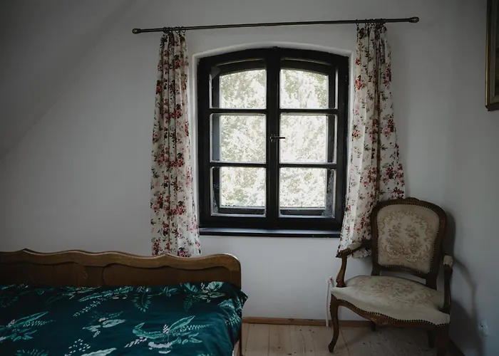 Chata W Zabytkowej Stajni Nad Jeziorem Z Dostepem Do Parku I Sasiedztwem Xix Wiecznego Dworku Modrzewiowego