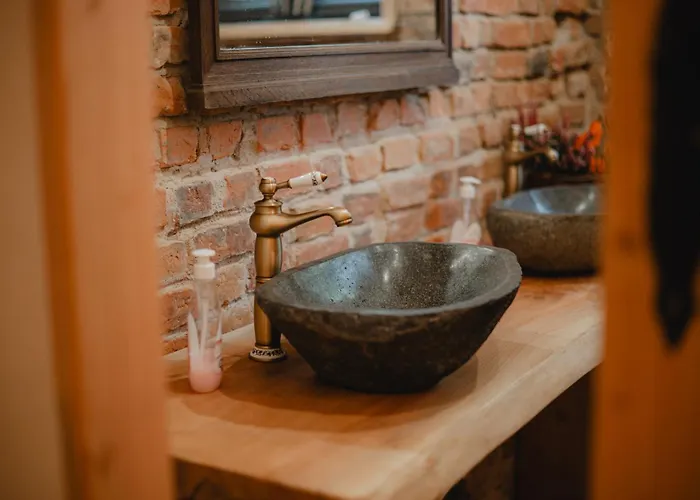 W Zabytkowej Stajni Nad Jeziorem Z Dostepem Do Parku I Sasiedztwem Xix Wiecznego Dworku Modrzewiowego Chata Szteklin