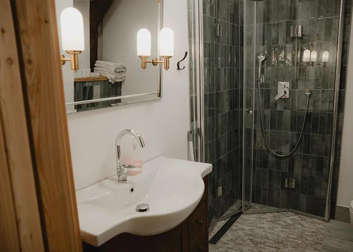 W Zabytkowej Stajni Nad Jeziorem Z Dostepem Do Parku I Sasiedztwem Xix Wiecznego Dworku Modrzewiowego Szteklin