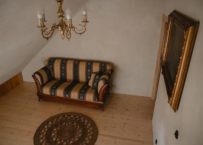 W Zabytkowej Stajni Nad Jeziorem Z Dostepem Do Parku I Sasiedztwem Xix Wiecznego Dworku Modrzewiowego Chata