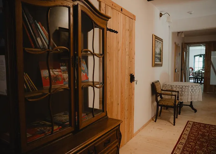 W Zabytkowej Stajni Nad Jeziorem Z Dostepem Do Parku I Sasiedztwem Xix Wiecznego Dworku Modrzewiowego Chata *