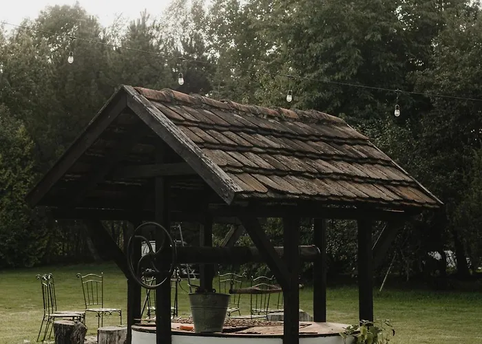 W Zabytkowej Stajni Nad Jeziorem Z Dostepem Do Parku I Sasiedztwem Xix Wiecznego Dworku Modrzewiowego Szteklin