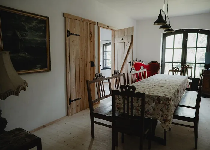 W Zabytkowej Stajni Nad Jeziorem Z Dostepem Do Parku I Sasiedztwem Xix Wiecznego Dworku Modrzewiowego * Szteklin