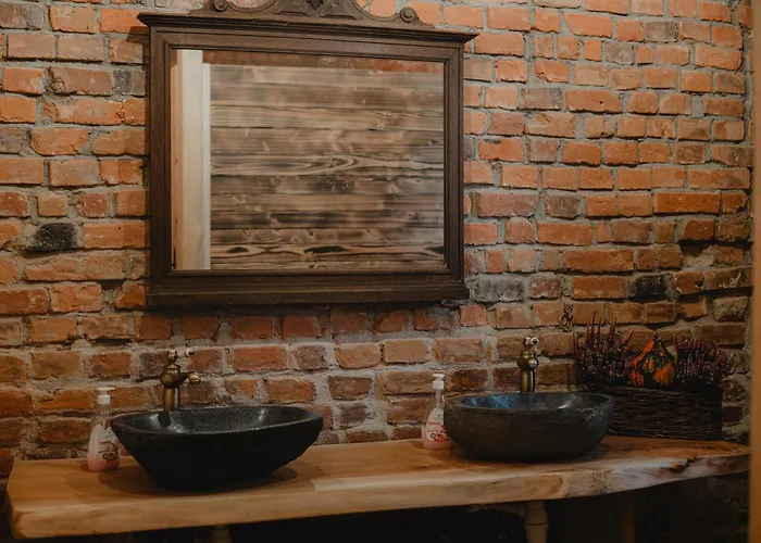 W Zabytkowej Stajni Nad Jeziorem Z Dostepem Do Parku I Sasiedztwem Xix Wiecznego Dworku Modrzewiowego