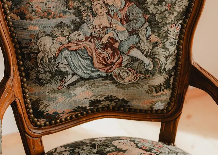 W Zabytkowej Stajni Nad Jeziorem Z Dostepem Do Parku I Sasiedztwem Xix Wiecznego Dworku Modrzewiowego Szteklin